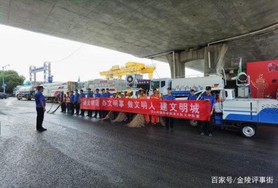 “青年志愿者 ”方式 助推路面自然环境全方位提高