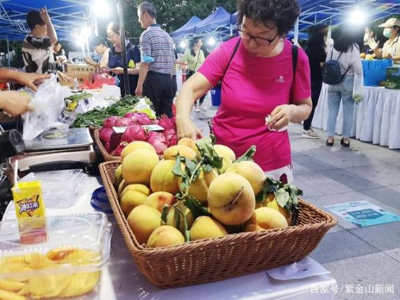 群众竞相品味“盛夏的果实”！房地产高品质鲜果“照亮”奥体中心夜市街