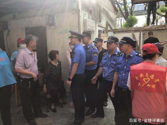 住宅小区角落隐匿三格化粪池 执法部门干预后马上拆卸  捷克住宅小区 小米3电池可拆卸吗 执法部门清理临时工 我在那一角落患过伤风钢琴 孟广美红色角落 百叶窗拆卸 战术干预 住宅小区名称 我在那一角落患过伤风吉他谱 隐匿重生 第2张